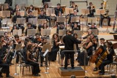Ο αρχιμουσικός Stefan Geiger διευθύνει την Underground Youth Orchestra 